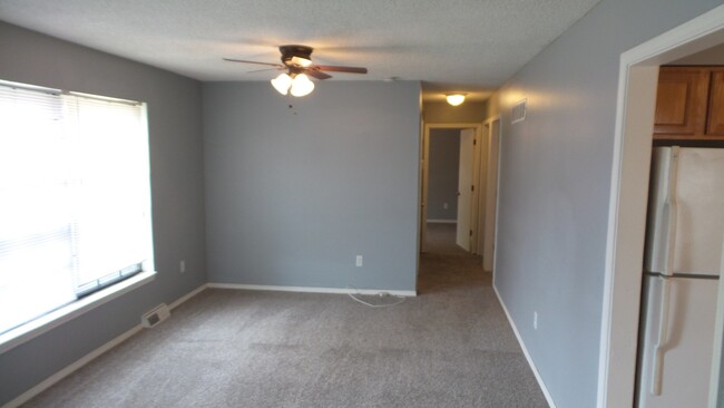 210 NE 88th St in Kansas City, MO - Foto de edificio - Building Photo
