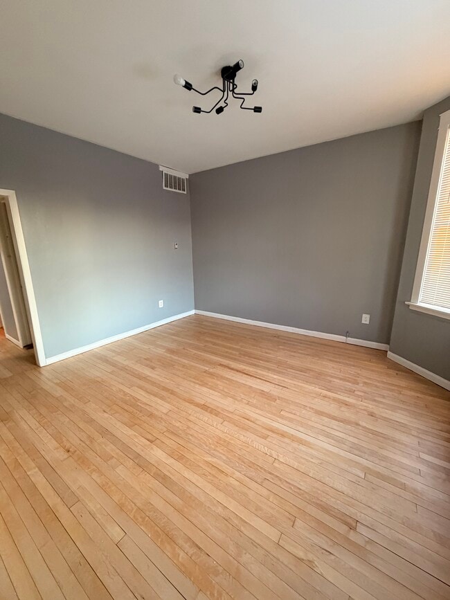 2423 S 57th Ct, Unit 1 in Cicero, IL - Foto de edificio - Building Photo