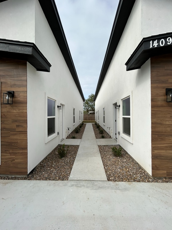 1409 S Michigan St, Unit 4 in Alton, TX - Foto de edificio - Building Photo