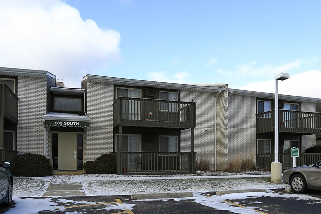 Academy Court in Elyria, OH - Foto de edificio - Building Photo