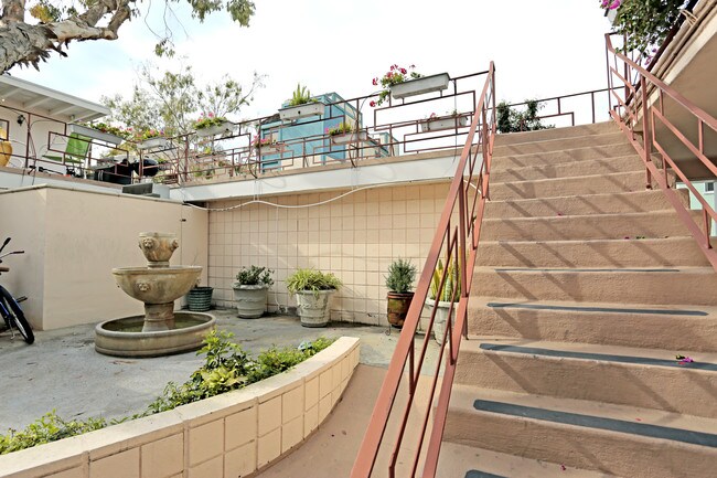 Bayside Apartments in Long Beach, CA - Foto de edificio - Building Photo