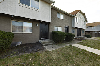 Townhomes at Fairways in Columbus, OH - Building Photo - Building Photo