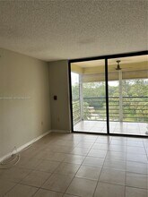 900 St Charles Pl in Pembroke Pines, FL - Building Photo - Building Photo