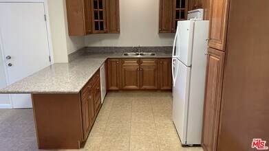 13405 Burbank Blvd-Unit -6 in Los Angeles, CA - Building Photo - Building Photo