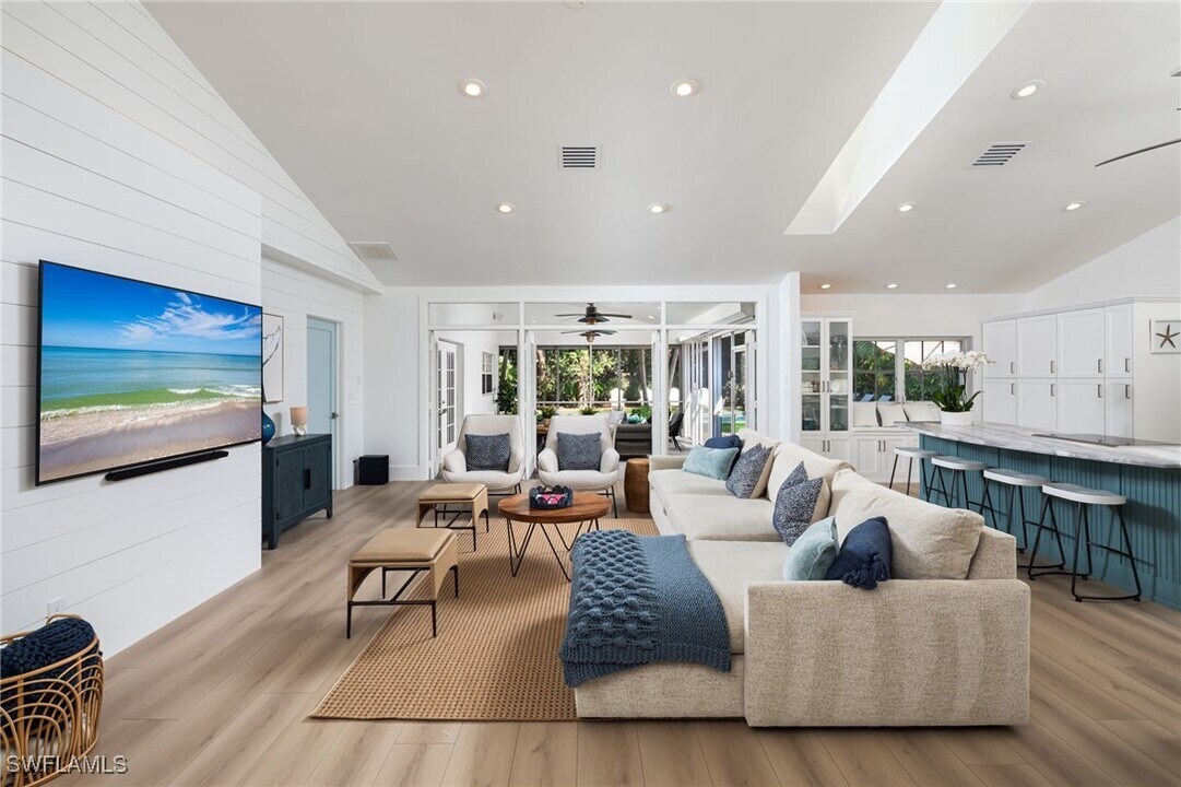 339 4th Ave N in Naples, FL - Building Photo