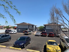 Roeser Apartments in Phoenix, AZ - Building Photo - Building Photo