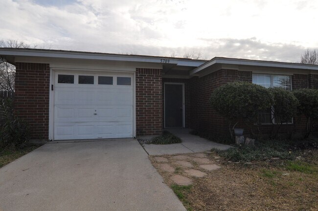 5709-5711 Shadydell Dr in Fort Worth, TX - Building Photo - Building Photo