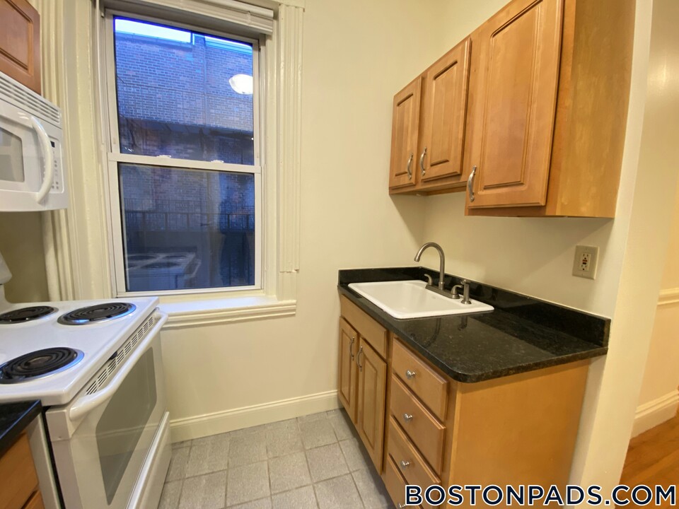 36 Queensberry St in Boston, MA - Building Photo