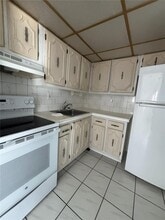 8425 Harding Ave in Miami Beach, FL - Building Photo - Building Photo