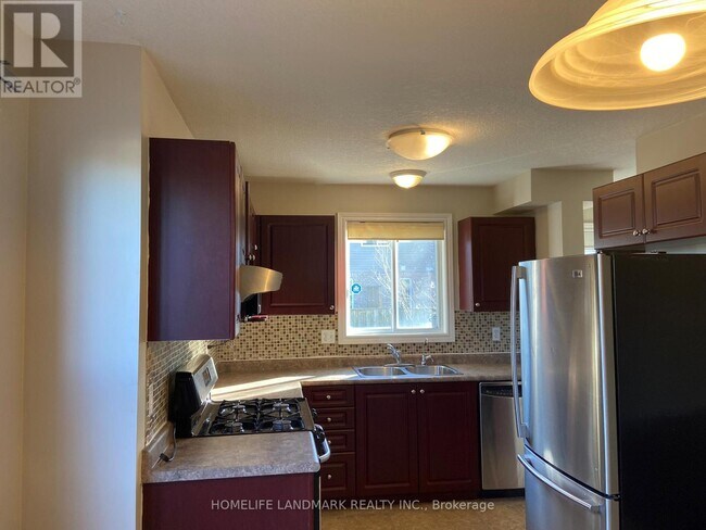 573 Chablis Dr in Waterloo, ON - Building Photo - Building Photo