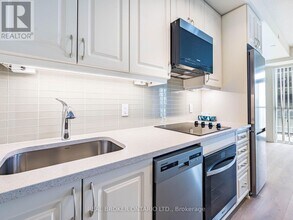 38-4438 Annie Craig Dr in Toronto, ON - Building Photo - Building Photo