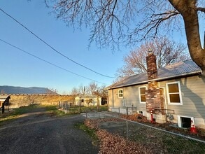 1801 Russell Ave in La Grande, OR - Building Photo - Building Photo
