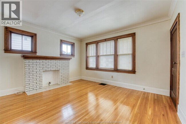 135 Oak St in Windsor, ON - Foto de edificio - Building Photo
