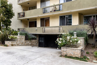 Villa Montana Condominium Association in Los Angeles, CA - Building Photo - Building Photo