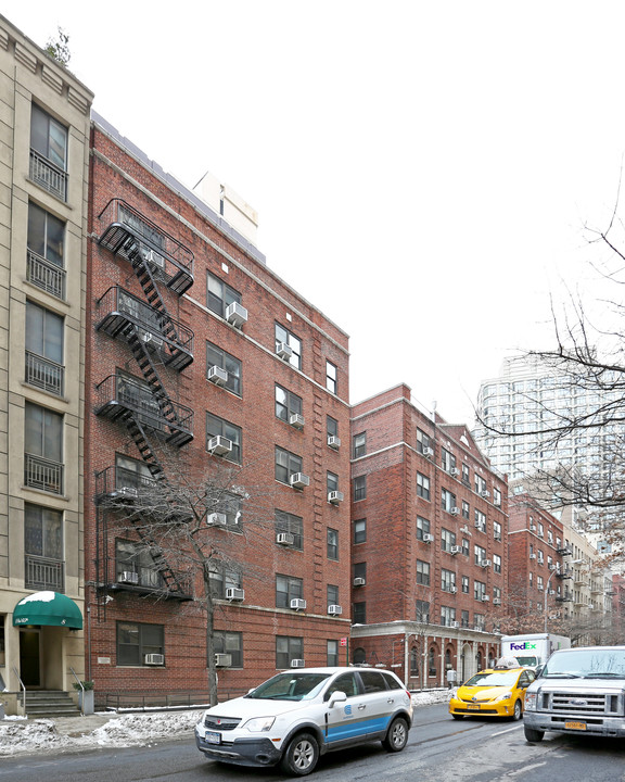 10 W 65th St in New York, NY - Building Photo