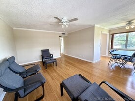 73 Hastings E in West Palm Beach, FL - Building Photo