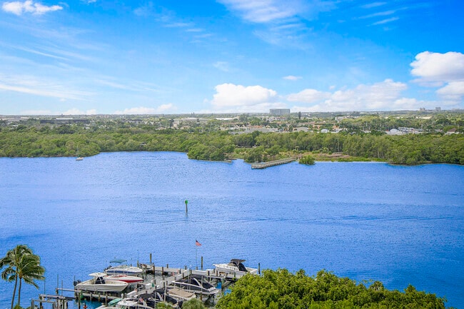 2121 N Ocean Blvd in Boca Raton, FL - Building Photo - Building Photo