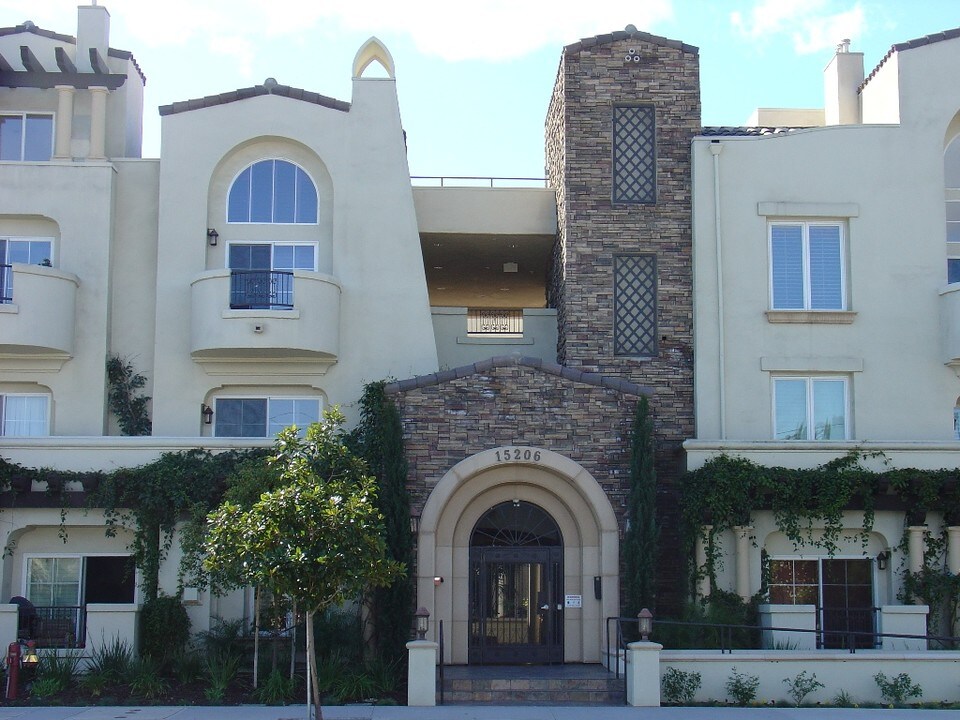 15206 Burbank Blvd in Los Angeles, CA - Building Photo