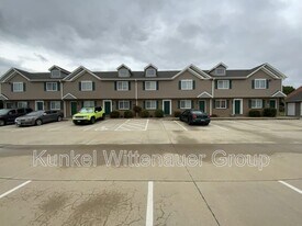 704 Fountain View Dr in Mascoutah, IL - Building Photo