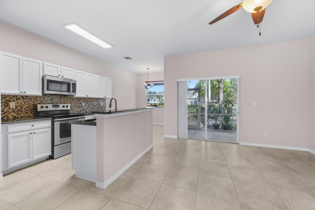 3104 Grandiflora Dr in Greenacres, FL - Building Photo