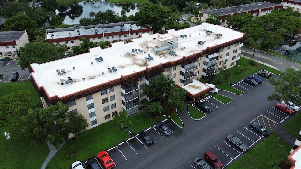 4152 Inverrary Dr in Lauderhill, FL - Building Photo