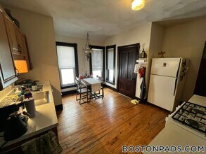 211 Holland St, Unit 2 in Somerville, MA - Building Photo - Building Photo