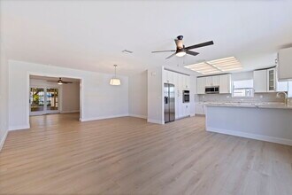 934 41st Ave NE in St. Petersburg, FL - Building Photo - Building Photo