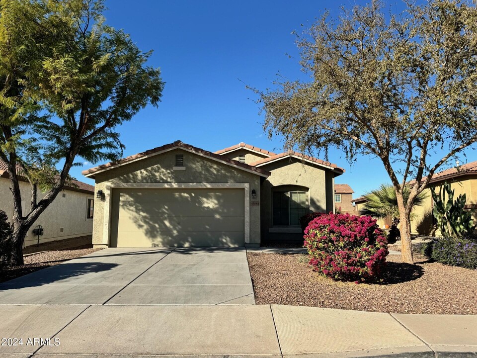 45084 Bahia Dr in Maricopa, AZ - Foto de edificio