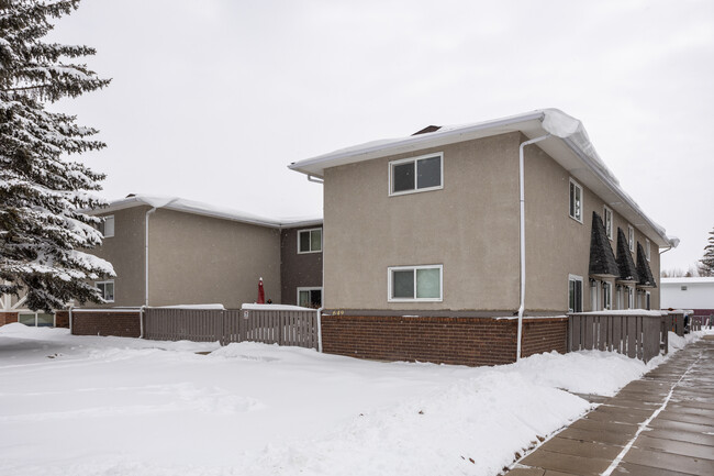 701 Westmount Dr in Strathmore, AB - Building Photo - Building Photo