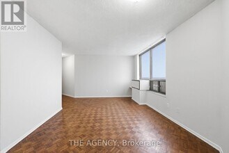 2350 Dundas St W in Toronto, ON - Building Photo - Building Photo