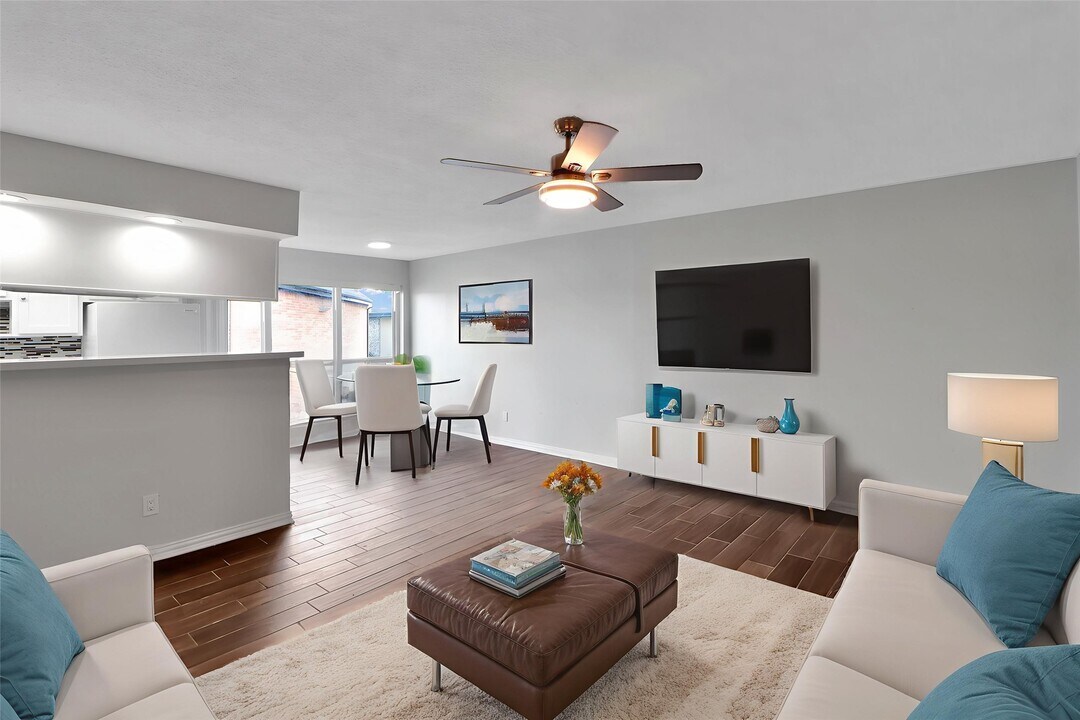 7047 Bissonnet St in Houston, TX - Building Photo