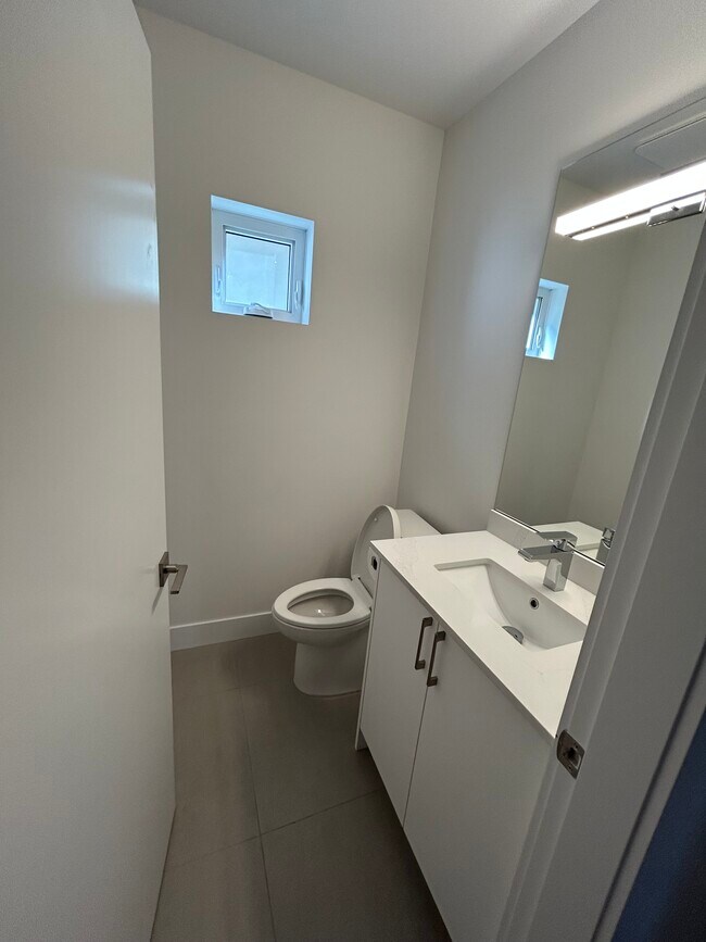 240 4th St W in North Vancouver, BC - Building Photo - Building Photo