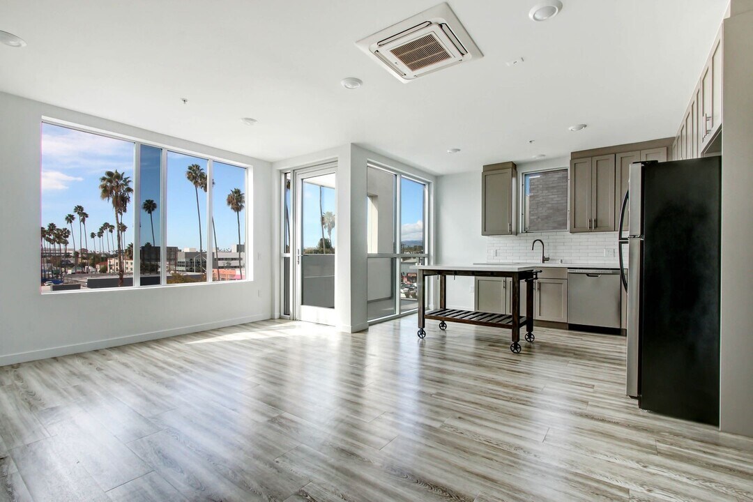 The Stanford West in Santa Monica, CA - Building Photo