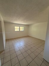 16851 NE 18th Ave in North Miami Beach, FL - Foto de edificio - Building Photo