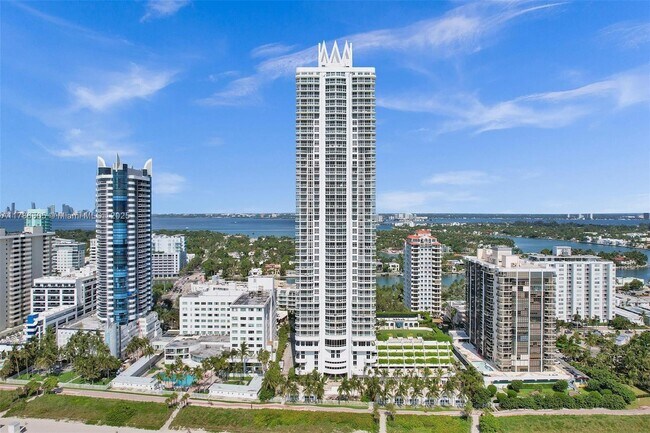 6365 Collins Ave, Unit 2403 in Miami Beach, FL - Building Photo - Building Photo