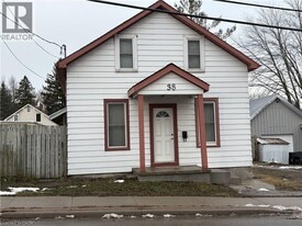 38 Woolwich St S in Breslau, ON - Building Photo