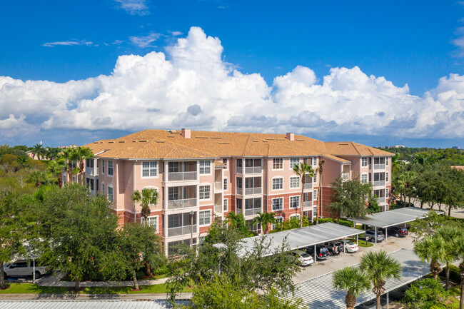 Majestic Palms Condominiums in Ft. Myers, FL - Foto de edificio - Building Photo