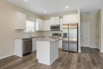 572 Brightleaf Cir in Hinesville, GA - Building Photo - Building Photo
