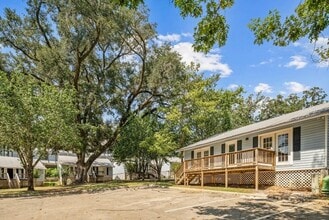 2218 Magnolia Cir in Tallahassee, FL - Building Photo - Building Photo