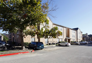 Bandera Crossing in San Antonio, TX - Foto de edificio - Building Photo