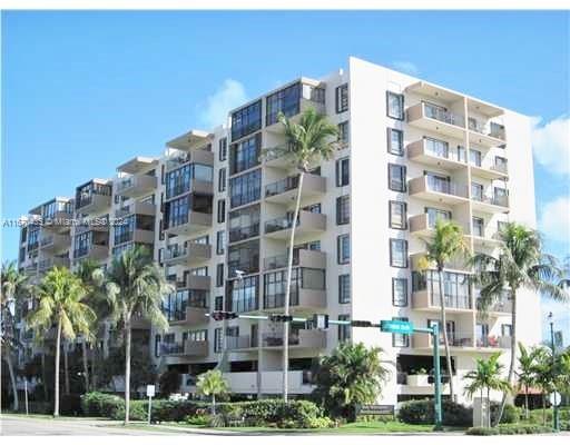 575 Crandon Blvd, Unit 407 in Key Biscayne, FL - Building Photo