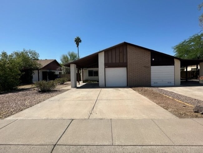 property at 1435 E El Parque Dr