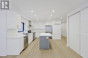 999 Eglinton Ave W in Toronto, ON - Building Photo