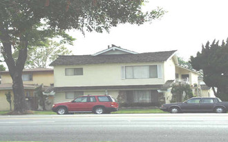 4611 N Bellflower Blvd Apartments