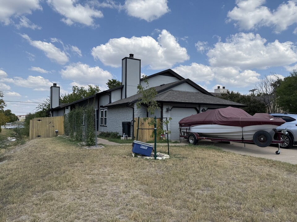 402 Yucca Dr in Round Rock, TX - Foto de edificio