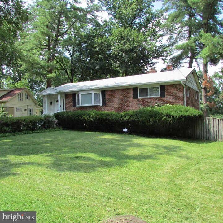 2700 Sulgrave Ave in Baltimore, MD - Building Photo