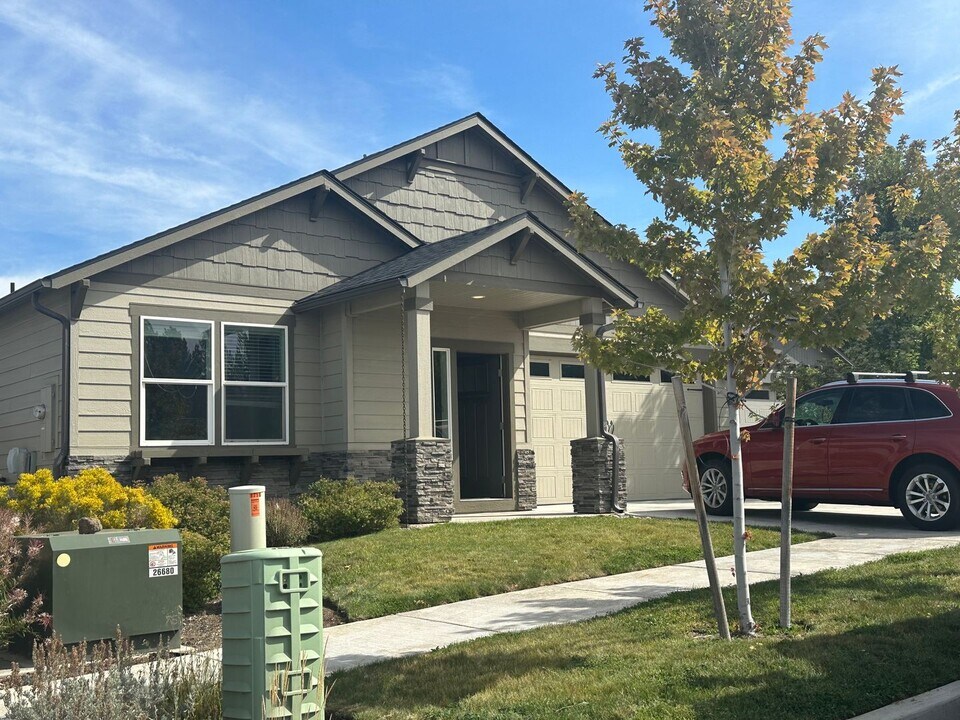 1758 NE Janice Way in Bend, OR - Building Photo