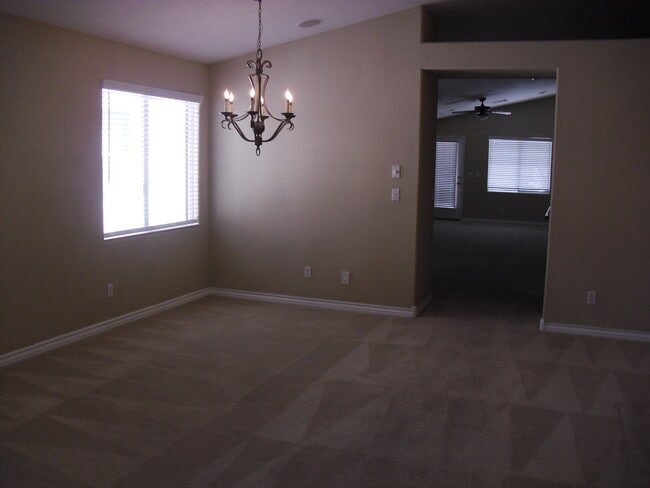 4036 Whispering Quail Ct in Las Vegas, NV - Foto de edificio - Building Photo