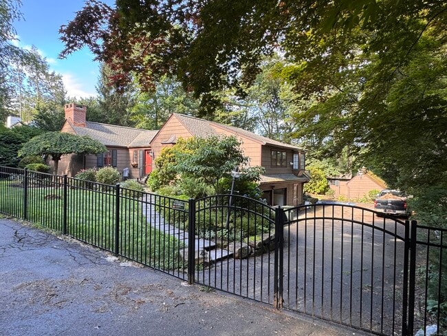 267 Ridgewood Rd in West Hartford, CT - Building Photo - Building Photo