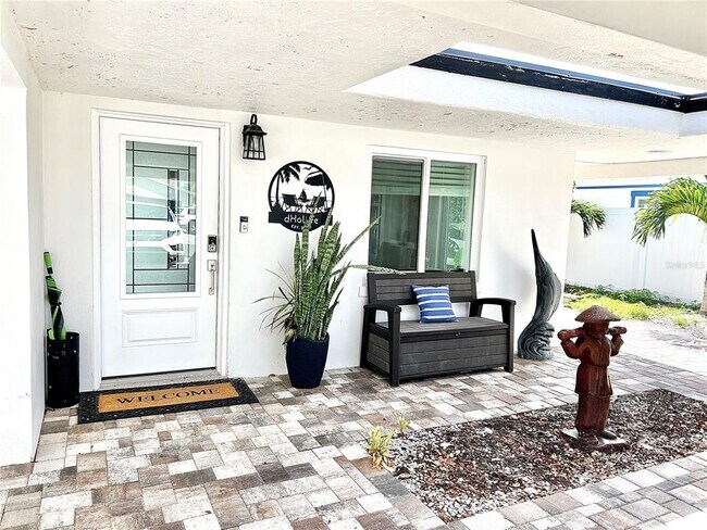 11405 8th St E in Treasure Island, FL - Building Photo - Building Photo